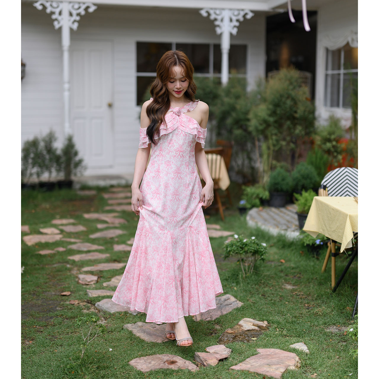 kudapy เดรสยาวสีชมพู ต่อระบายเลเยอร์ 3 ชั้นลงมาปิดแขนทั้ง 2 ข้าง ชายกระโปรงแต่งระบายพลิ้วสวย ทุกความเคลื่อนไหว คอติดเข็มกลัดดอกกุหลาบถอดออกได้