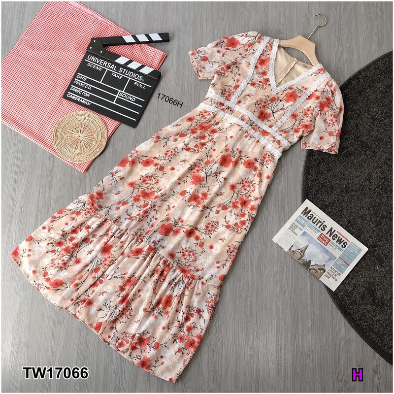 kudapy แม็กซี่เดรสยาวสีชมู ครีม ดำ เทา แดง แขนสั้น ผ้าชีฟองพิมลายดอกไม้ อกแต่งลูกไม้ มีซับใน มีซิปหลัง