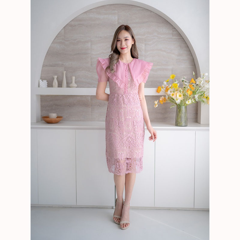 kudapy เดรสสั้นสีชมพู/สีขาว ทรงเข้ารูป ผ้าถักลายดอกคอปกบัว มีซับใน แต่งซิปด้านหลัง