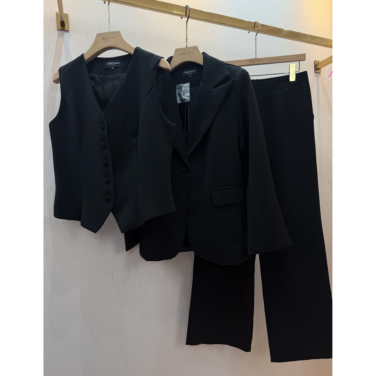 kudapy เซทเสื้อสูท+กางเกง+เสื้อเวส เป็นเซ็ทสูท ทรงโอเวอร์ไซส์นิดๆ แต่งกระดุมจริงด้านหน้า กระเป๋าจริง มีซับในทั้งตัว