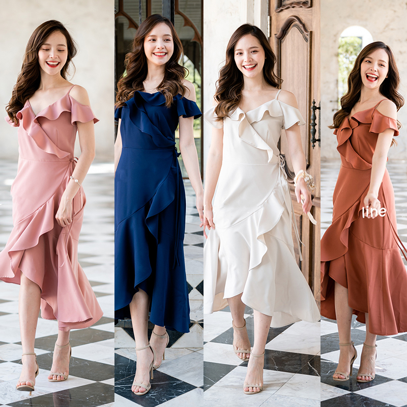 kudapy เดรสยาวสีชมพูกลีบบัว/สีกรม/สีครีม/สีน้ำตาลอมส้ม เป็นแบบเปิดไหล่มีสายเดียว เล่นเลเยอร์ลงมาที่ช่วงกระโปรง