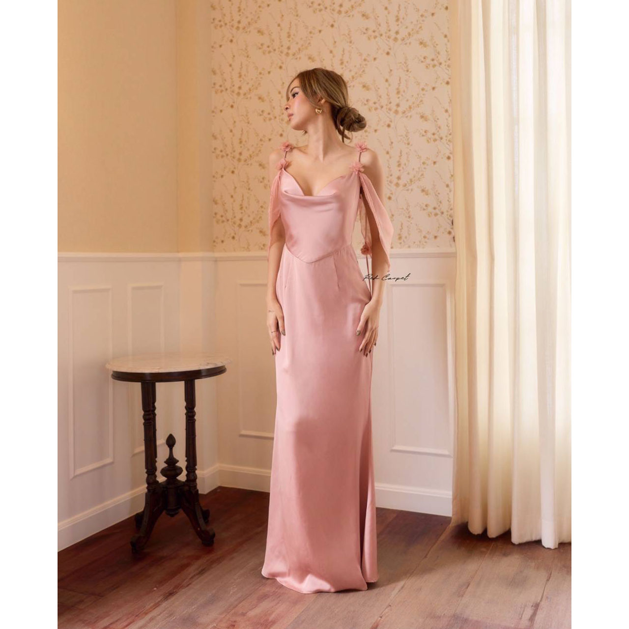 kudapy เดรสซาตินคอถ่วงเสริมหุ่นให้ดูเพรียวสวย เสน่ห์แห่งความอ่อนหวานที่ถูกถ่ายทอดผ่านซิลูเอตต์พลิ้วไหว ดีเทลโชว์ไหล่และสายผ้าบางเบาให้ลุคที่หรูหรา