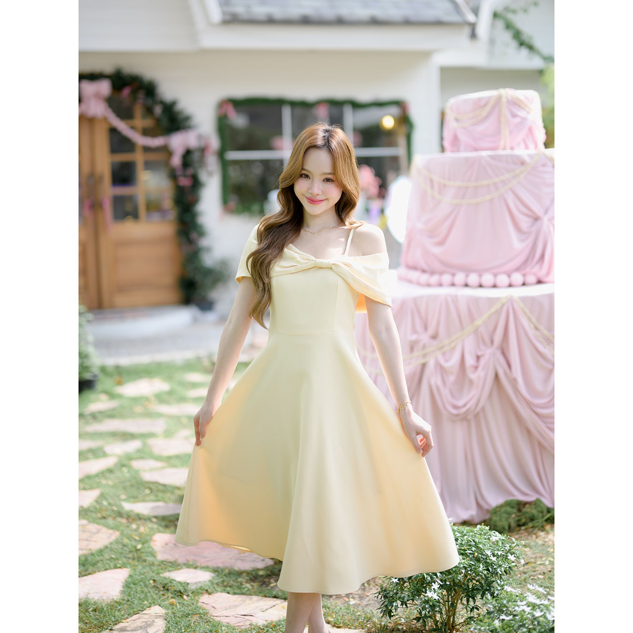 kudapy เดรสโทนสีพาสเทลนุ่มละมุน ดีไซน์หวานๆแต่งอกโบว์ใหญ่เปิดไหล่แบบ Off-shoulder จะใส่เปิดไหล่ 2 ข้าง