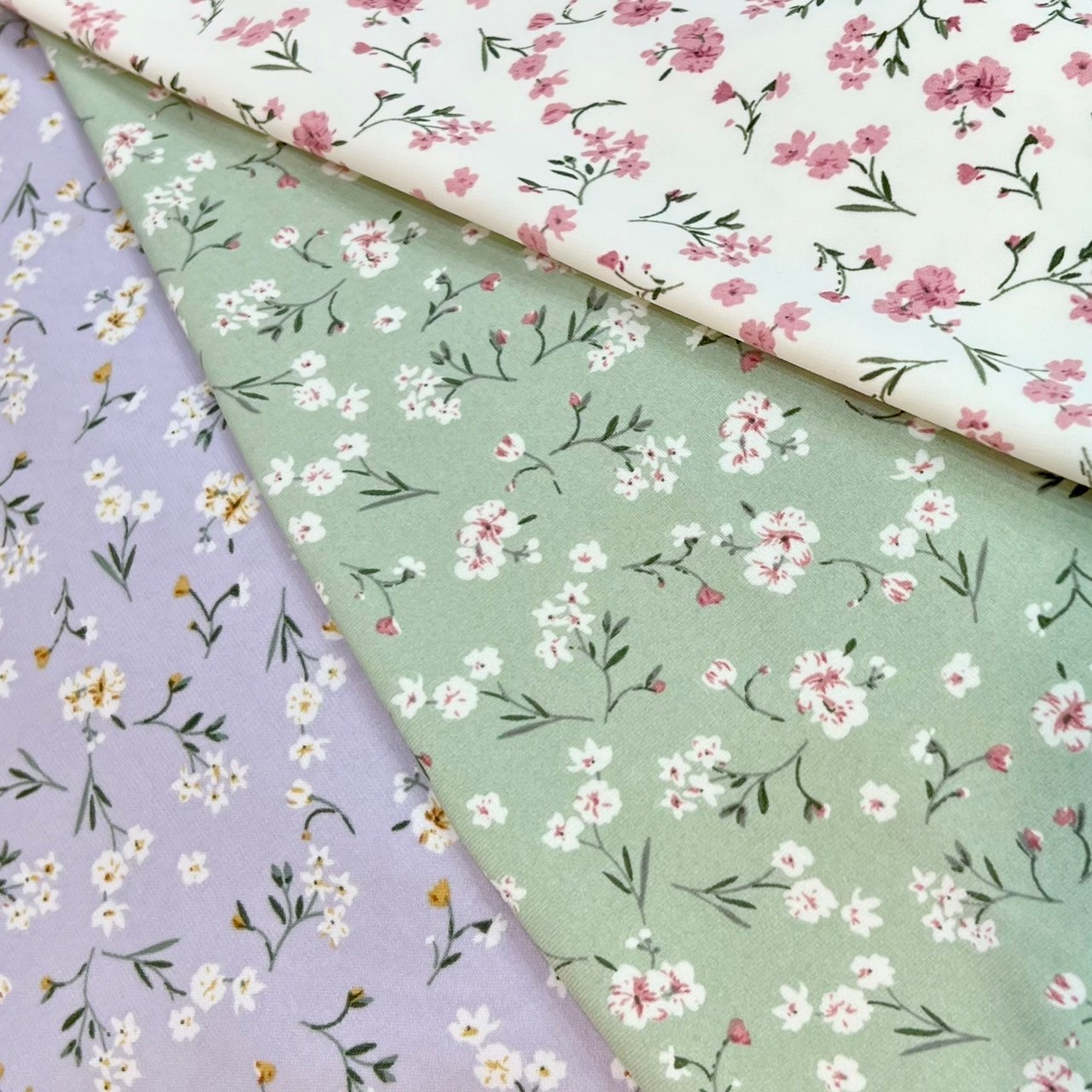 kudapy เดรสสั้นสีม่วง/สีเขียว/สีชมพู คอกลมแขนสั้น จับแมชสีเข็มขัดโบว์ กระโปรงจับจีบเอว ทรงเอ มีกระเป๋าข้าง ซิปหลัง