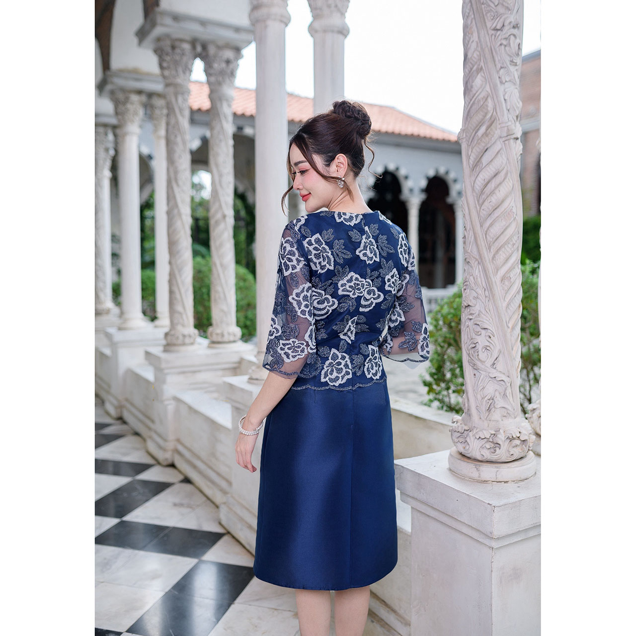 kudapy เดรสสั้นสีกรม/สีชมพู ผ้าไหมด้านบนเป็นงานผ้าลูกไม้ปักลายดอกไม้มีดิ้นผสมเพื่อความสวย