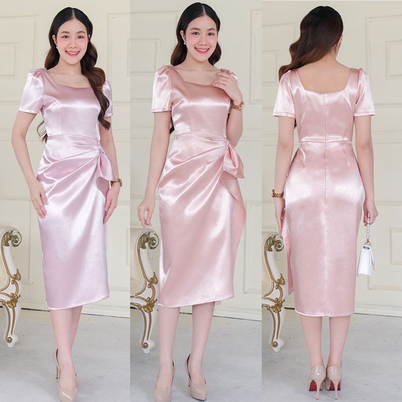 kudapy เดรสสั้นสีทองโรสโกลด์/สีชมพูพิ้งโกลด์ คอเหลี่ยม แขนสั้น จีบยกบ่าตั้ง กระโปรงสอบจับจีบข้างสะโพก ผ่าข้าง