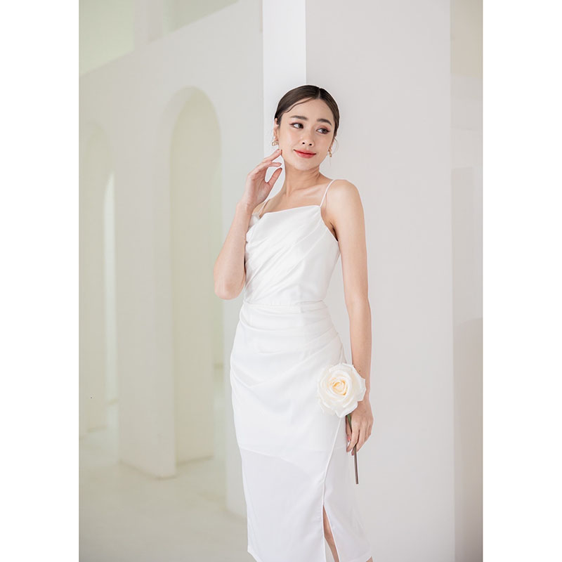 kudapy เดรสสั้นสีขาว ออกงาน ทรงสายเดี่ยว แขนกุด ดีเทลจีบทั้งตัว ลุคนี้เป๊ะปังสุดด คอนเซ็ปท์น้อยแต่มาก เรียบแต่เริ่ด