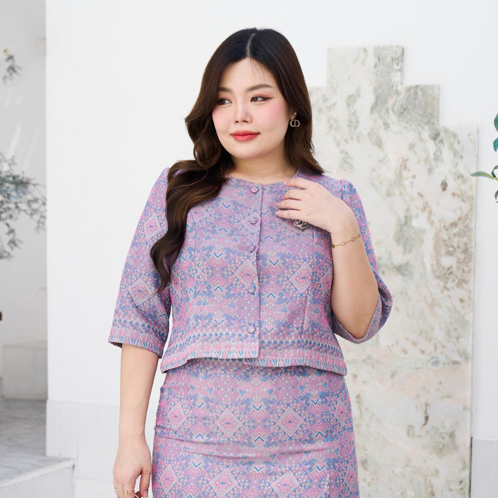 kudapy เซตออกงานสีม่วง คอกลมกระดุมหน้า แขนสามส่วน เสื้อผ้าไหม+ผ้าถุงทอลายกาฬสินทร์ ทบหน้า