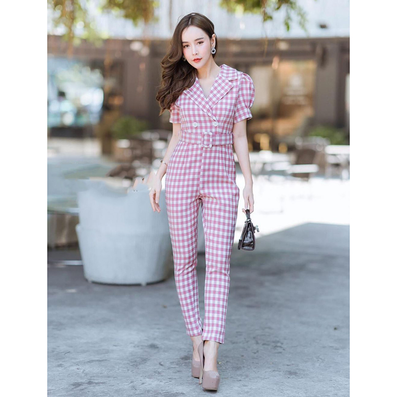 kudapyจั้มสูทสีชมพู ลายสก๊อตคอปก แขนพอง กระดุมหน้า ขาทรงกระบอก