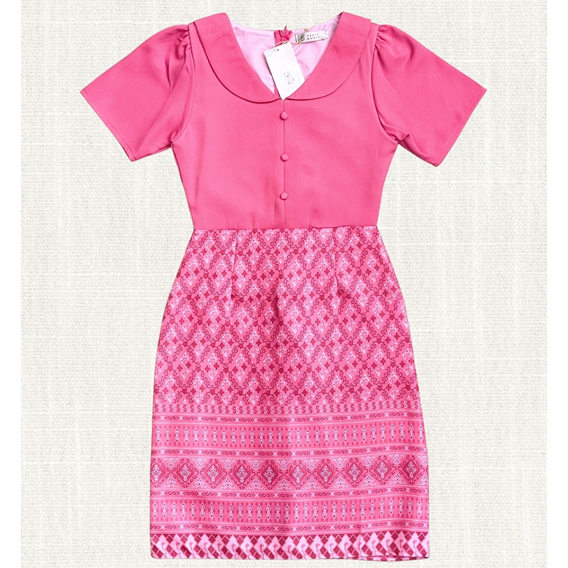 kudapy เดรสสั้นสีแดง/สีฟ้า/สีส้ม/สีชมพู คอบัวกระโปรงลายไทย สวยใส่ออกงานดูดี