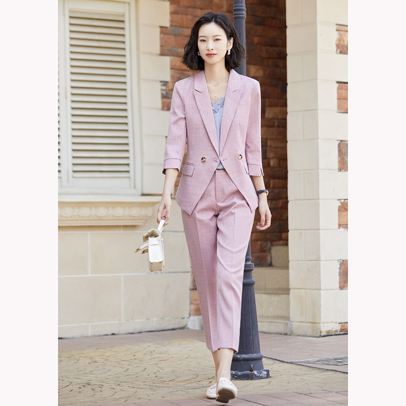 kudapy ชุดสูททำงานผู้หญิงสีเทา/สีชมพู แต่งกระดุมหน้าแขนห้าส่วนพร้อมกางเกง จุดเด่นของชุดนี้คือได้ลุคที่สดใส