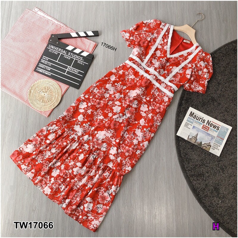 kudapy แม็กซี่เดรสยาวสีชมู ครีม ดำ เทา แดง แขนสั้น ผ้าชีฟองพิมลายดอกไม้ อกแต่งลูกไม้ มีซับใน มีซิปหลัง