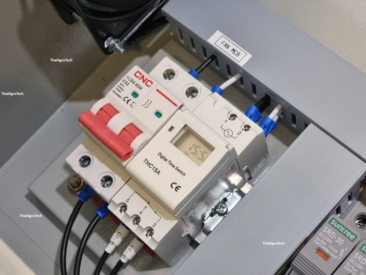 ตู้คอมบายเนอร์ ดีซี 1สตริง 1เฟส พื้นที่ว่างสำหรับติดตั้งอินเวอร์เตอร์ทั้งแบบ ออนกริด ออฟกริด และไฮบริด ติดตั้งพัดลมระบายอากาศ พร้อมเครื่องตั้งเวลา Surge Protector Relay ตัดวงจรไฟฟ้า เมื่อมีไฟรั่ว ไฟดูด ไฟกระแสเกิน AC-DC combiner 1string 1phase