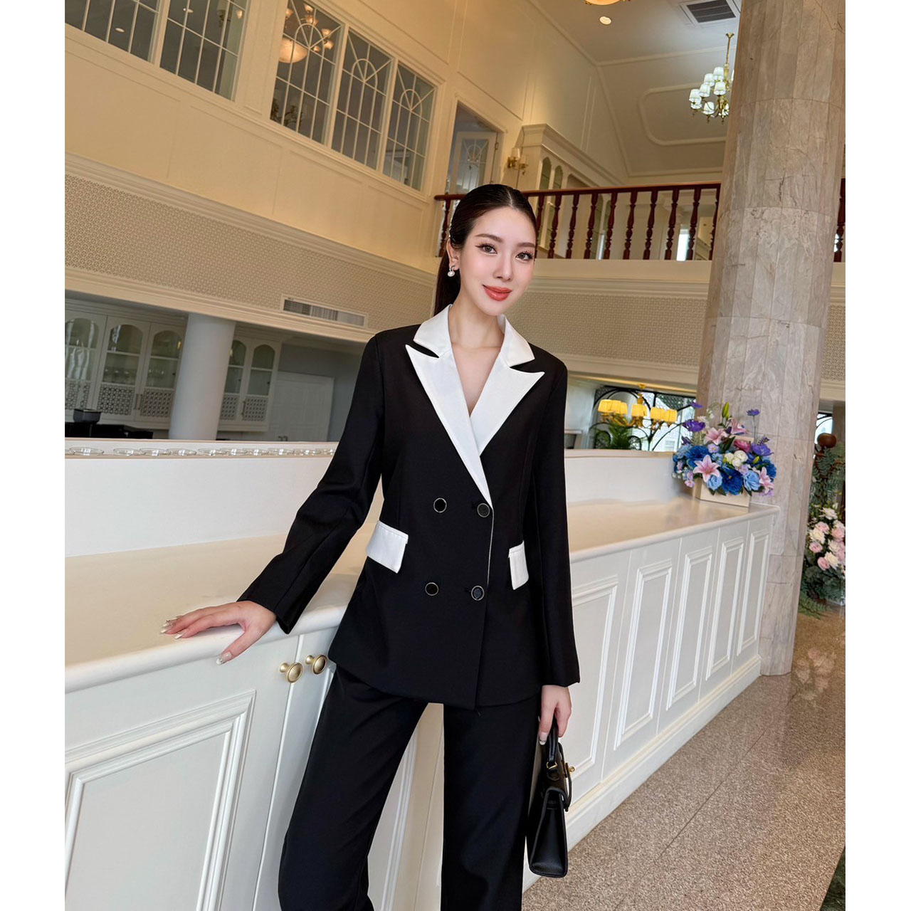 kudapy เซ็ทสูท สวยคลาสสิค ไซน์ทรงทันสมัย เพิ่มความหรูหราด้วยการแต่งสีทูโทน เสื้อแต่งกระดุมด้านหน้า 4 เม็ด มีซับในทั้งชุด เข้ารูปสวย