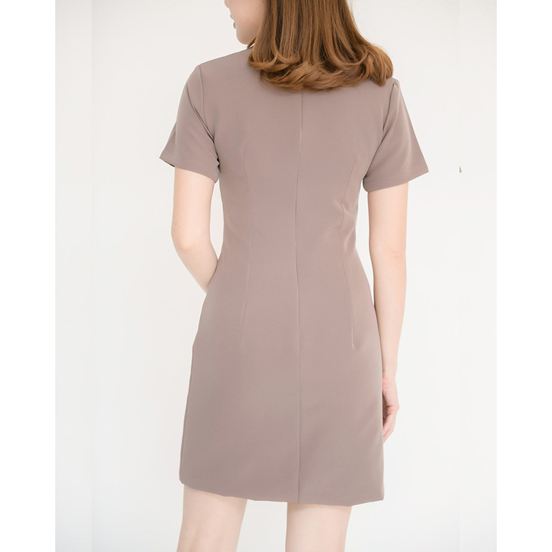 kudapy เดรสสั้นสีเทาฟ้า/สีน้ำตาลเทาหม่น คอวีทรงตรง ดีเทลแต่งกระดุมช่วงคอเก๋ๆ กระเป๋าเจาะสองข้างใส่ของได้จริง ซับในเย็บกลับทั้งตัว