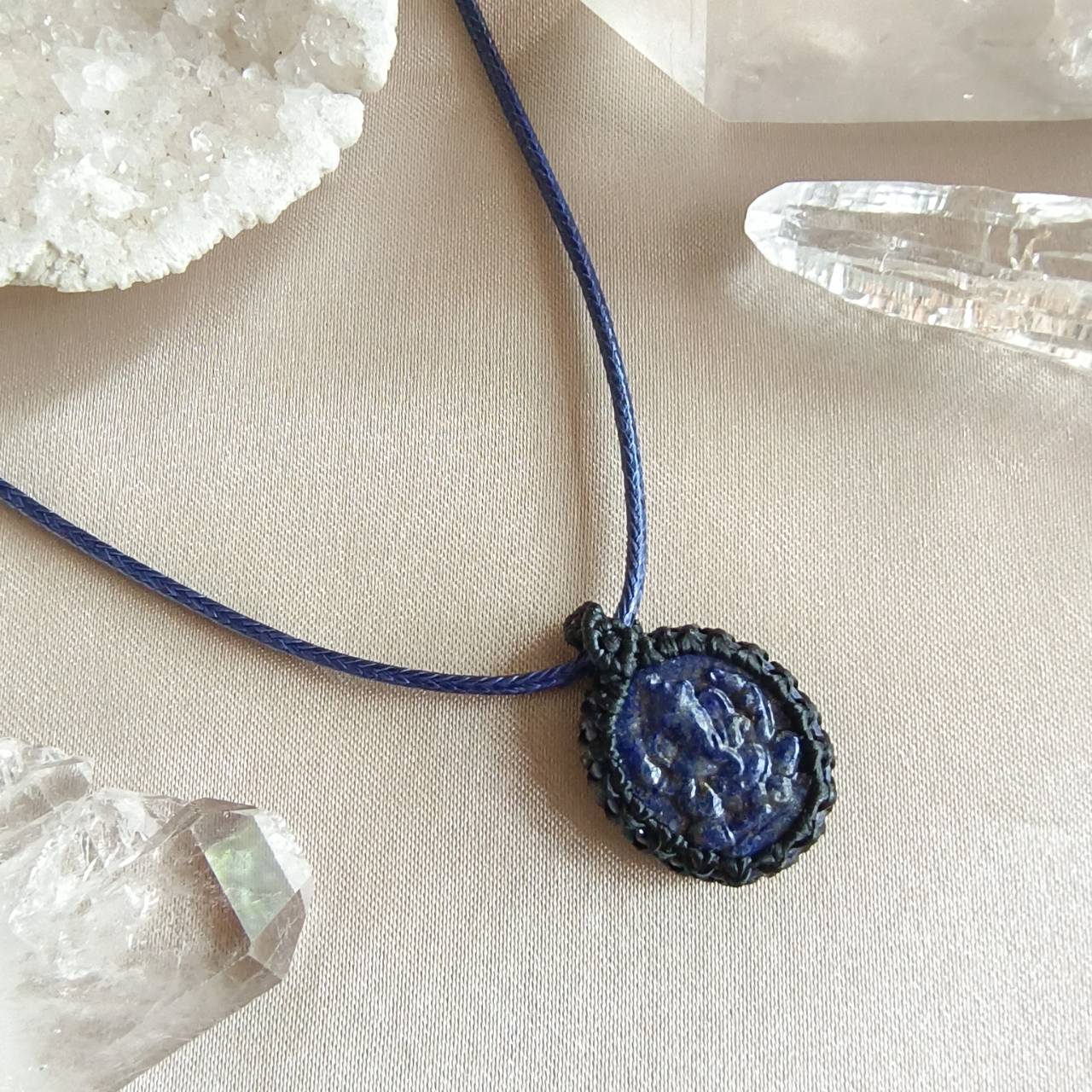 สร้อยคอจี้เชือกถักล้อมหินลาพิสลาซูลีแกะสลักองค์พระพิฆเนศ Lapis Lazuli