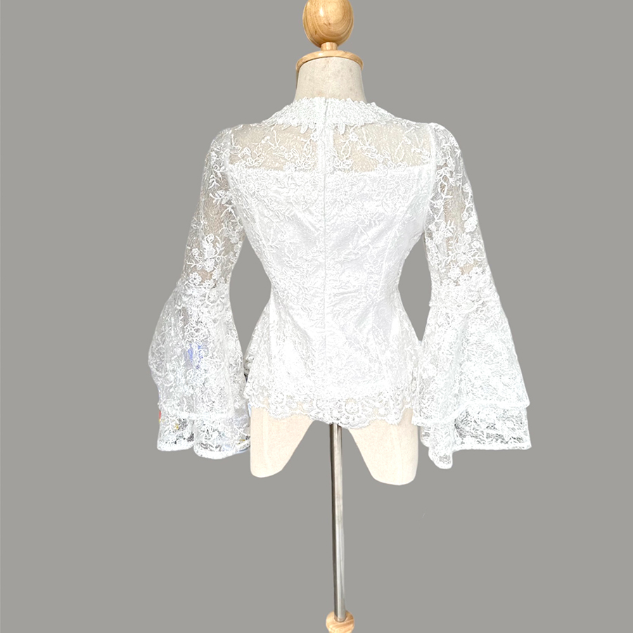 kudapy เสื้อลูกไม้ใยบวบปักเลื่อมสีขาว เกรดพรีเมี่ยม แขนยาวแต่งระบาย มีซับในสองชั้นและผ้าใยสังเคราะห์เสริมช่วงบนอกและแขน มีฟองน้ำที่อก ซิปหลัง