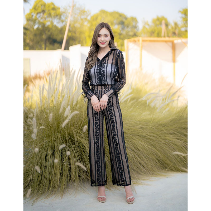 kudapy ชุดเซทสีฟ้า/สีดำ เสื้อติดกระดุมด้านหน้า กางเกงขายาวทรงกระบอกผ้าซีทรูลายลูกไม้ ตกแต่งด้วยขนนกปลายแขน มีซับเฉพาะส่วนของกางเกง