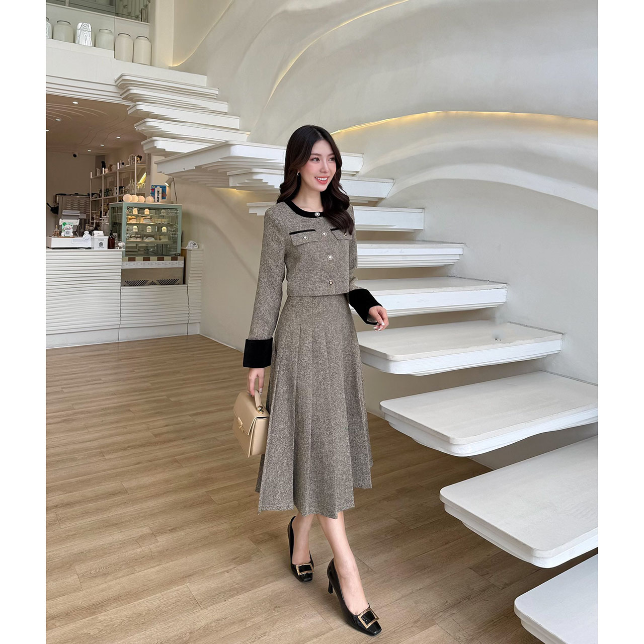 kudapy เซ็ทผ้าพรีเมี่ยม สื้อกับกระโปรงเราใช้ผ้าเดียวกันทั้งชุด เนื้อผ้ามีน้ำหนัก ทิ้งตัวดี ยับยาก เสื้อกระดุมจริง กระโปรงซิปเอวสูงไม่สม้อค มีซับในอย่างดี