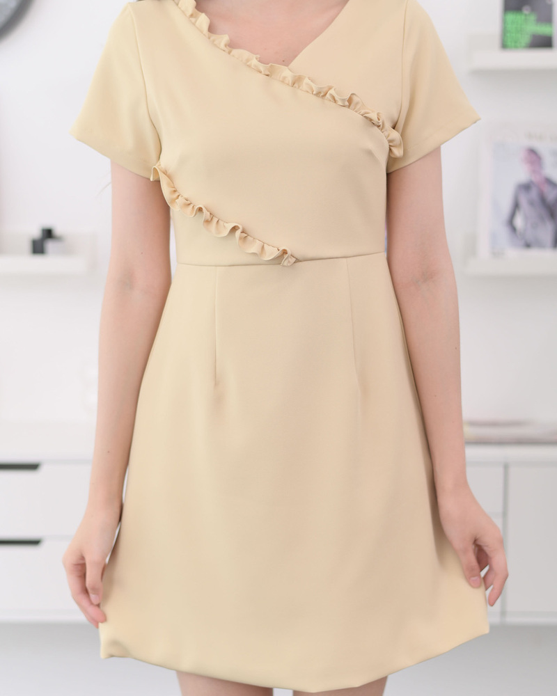 kudapy เดรสแขนสั้นคอวี ตัดต่อแนวเฉลียง ต่อรูดระบายเล็กๆบนตัวเสื้อ กระโปรงทรงเอบานเล็กน้อย ซิปหลัง