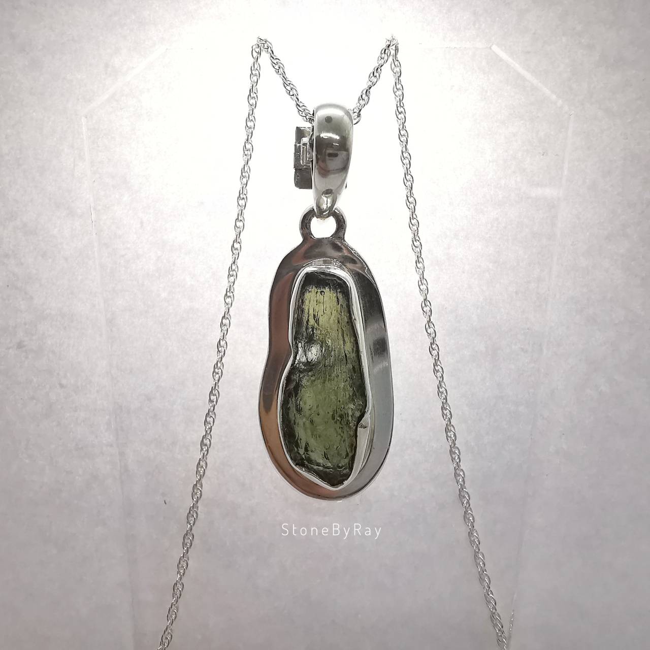 สร้อยคอเงินจี้สะเก็ดดาวโมดาไวต์ Moldavite