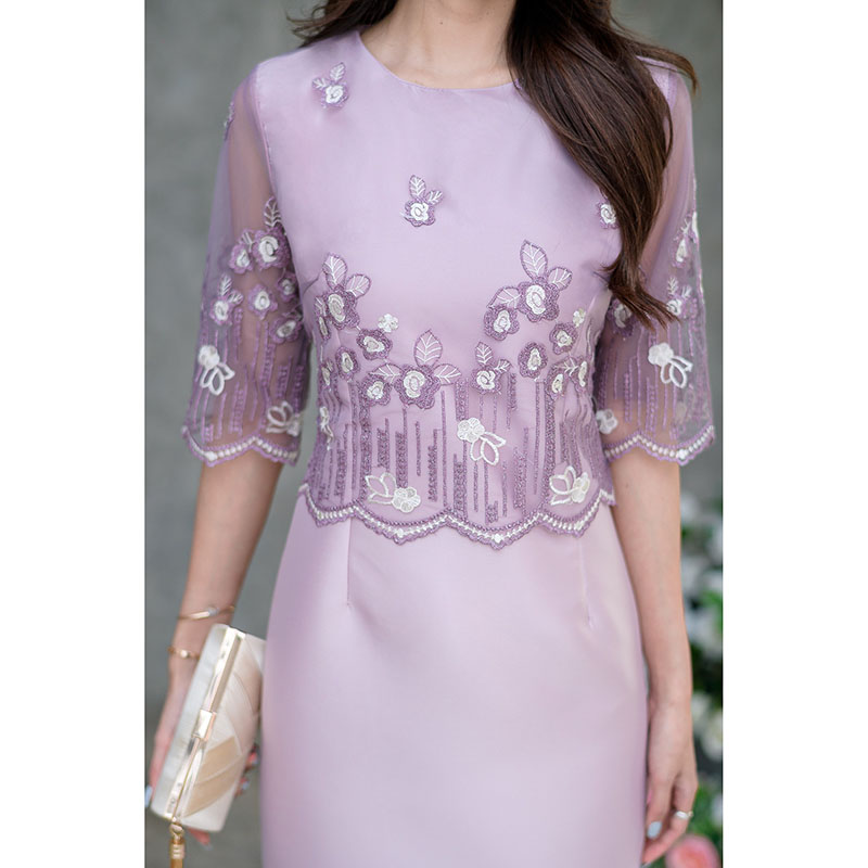 kudapy เดรสสั้นสีกรม/สีม่วงเผือก ผ้าไหมลูกไม้ปักลายเชิงสวยหวาน ดีไซน์เย็บคลุมด้วยเสื้อลูกไม้แขนศอกด้านบน