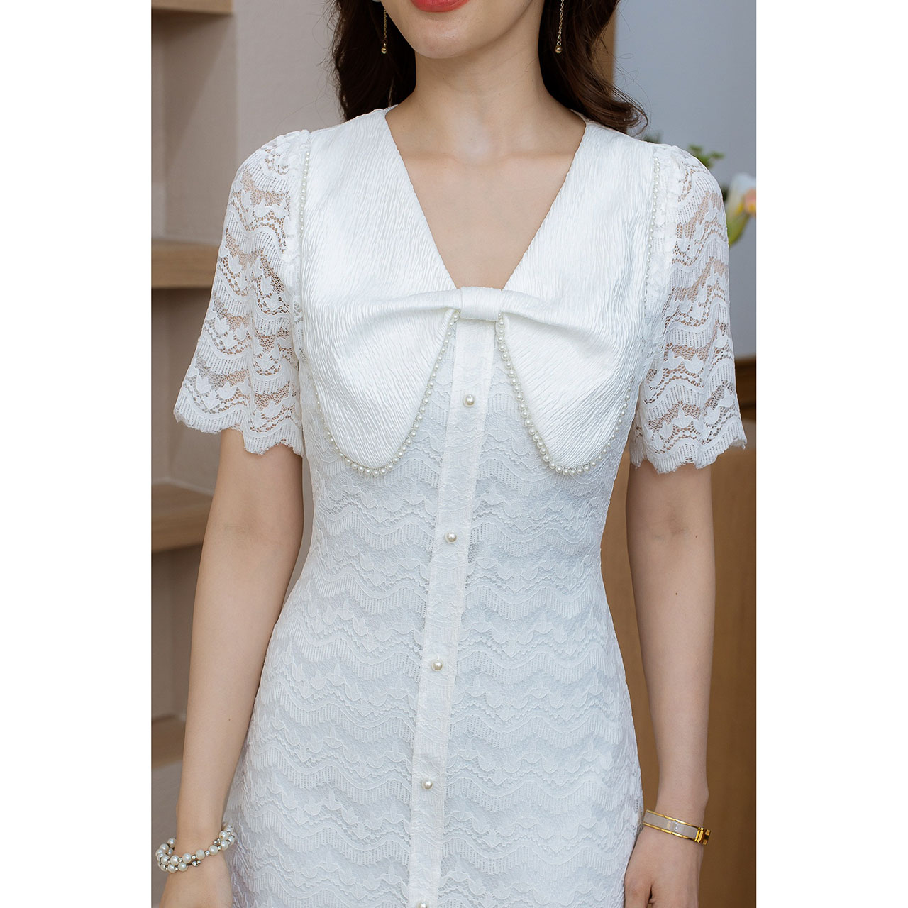 kudapy เดรสสั้นสีขาว/สีชมพูกะปิ ลูกไม้ ปกโบว์ล้อมมุก ตัวผ้าโบว์มีเทคเจอร์สวยบวกกับผ้าลูกไม้ เป็นซิปหลัง มีซับใน