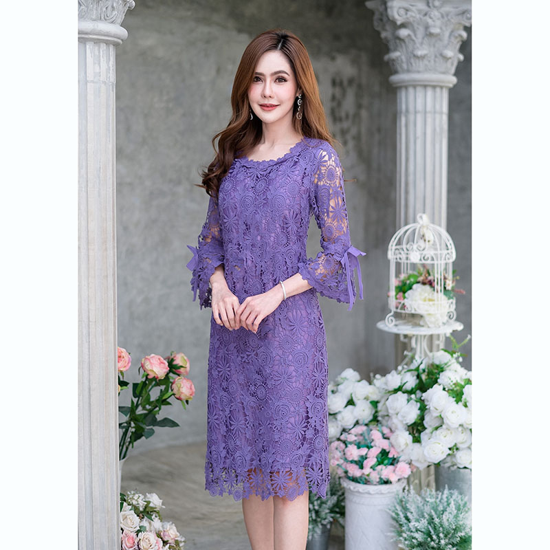 kudapy เดรสสั้นสีดำ/สีม่วง ลูกไม้ถัก งานผ้าลูกไม้ทอลายเนื้อนิ่ม ดีไซน์ปลายแขนระบาย แต่งโบว์ รอบคอแต่งด้วยลูกไม้สวยหวาน