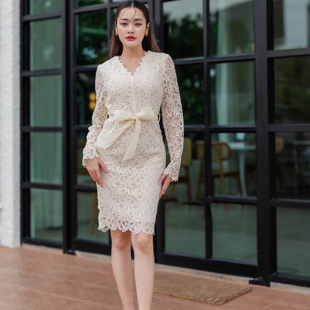 kudapy เดรสสั้นใส่ออกงานลูกไม้สีครีม สวยหรู ดูแพง มีผ้าผูกโบว์ แพทเทิร์นเป๊ะใส่แล้วหุ่นดี
