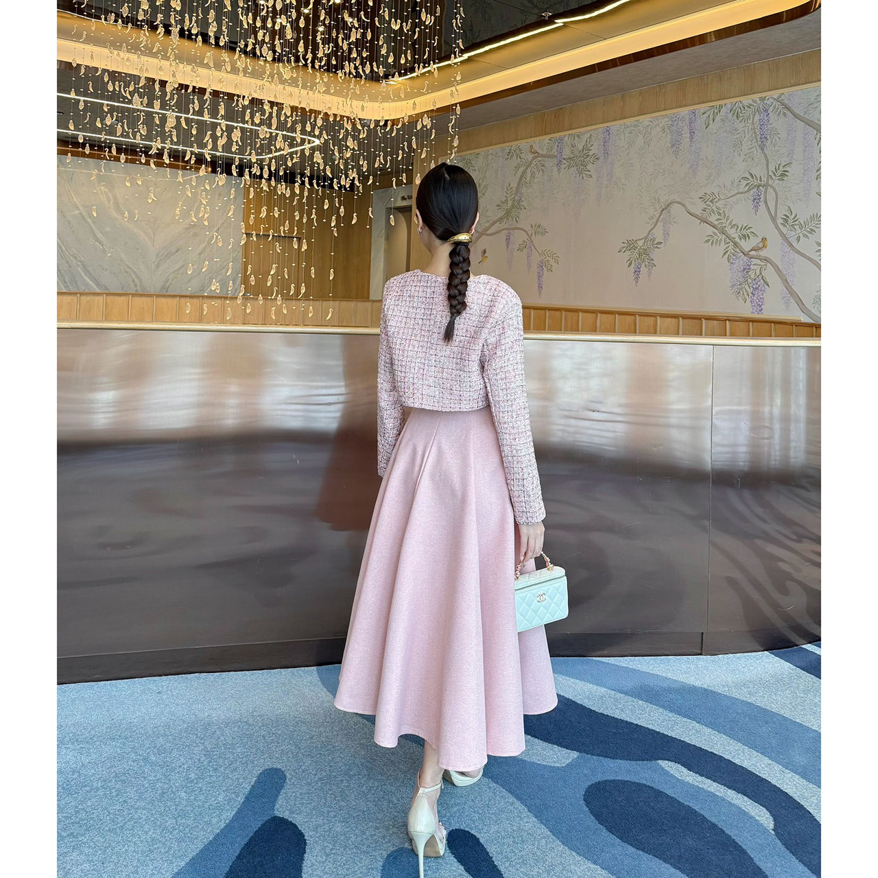 kudapy เดรส+เสื้อครอป+เข็มกลัดดอกไม้ ผ้าพรีเมี่ยมทวิตที่ เดรสเป็นทรงเข้ารูปช่วงเอว มีความพองช่วงล่างน่ารักมาก ซิปซ่อนด้านหลัง มีซับใน