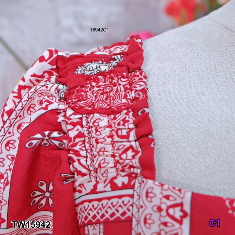 kudapy เดรสยาวสีกรมท่า ดำ แดง คอเหลี่ยมแขนพอง ผ้าวูลพีช พิมลายกราฟฟิก ชายเดรสระบาย