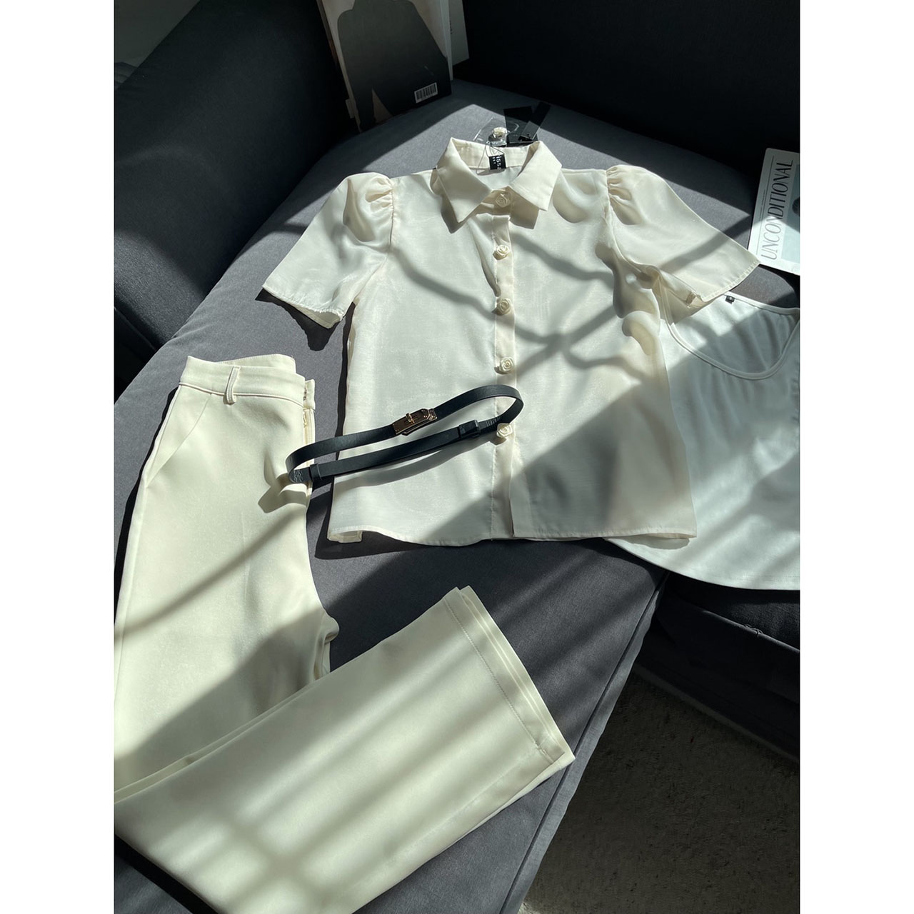 kudapy ชุดเซ็ทสีครีมาบางใส่สบาย ตัวเสื้อใช้ผ้าแก้วชนิดพิเศษมีความนุ่มใส่สบาย แต่งกระดุมดอกไม้ แถมฟรีเสื้อกล้ามใส่ด้านใน และเข็มขัด