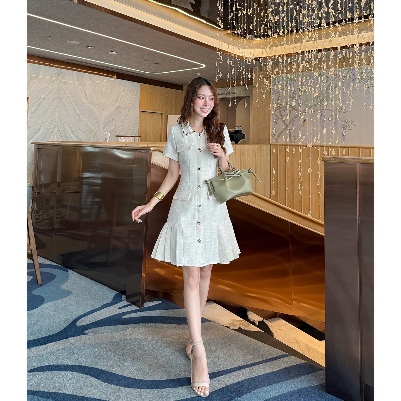 kudapy เดรสแขนสั้นผ้าพรีเมียมทวิต คอปกแต่งด้วย ลูกปัดคริสตัลและมุก กระดุมด้านหน้าแบบ เพชรคริสตัล (กระดุมตกแต่ง) เดรสเป็นซิปด้านหลังทำให้ใส่ได้ง่าย