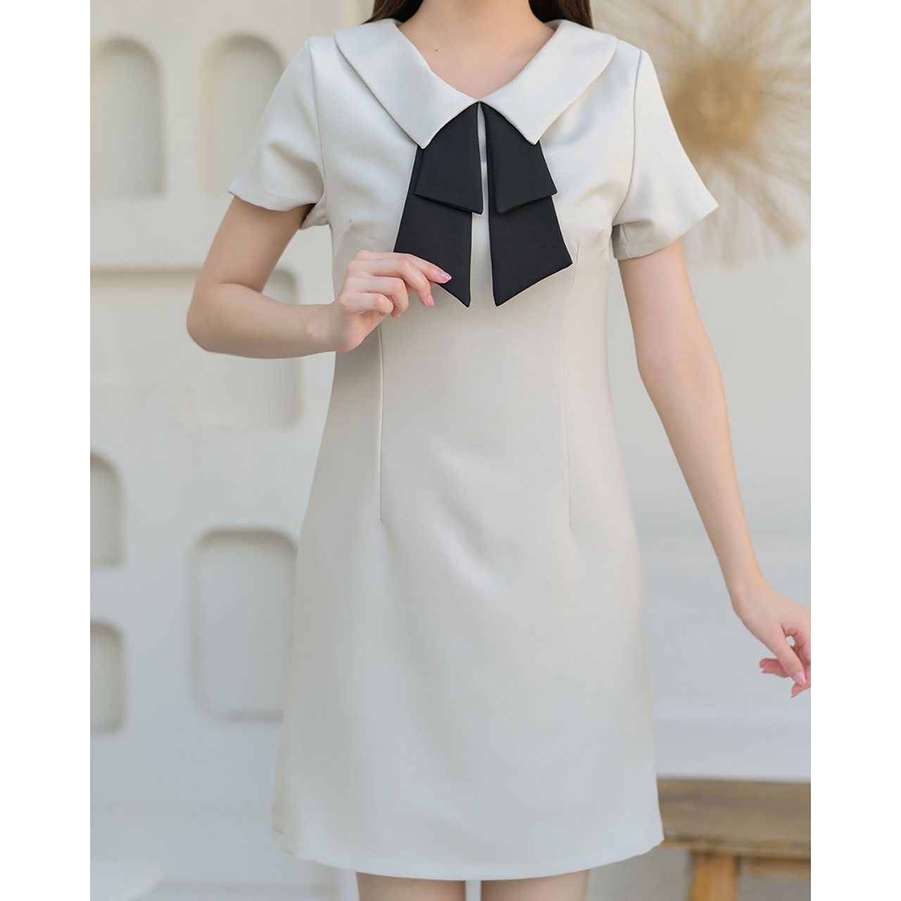 kudapy เดรสแขนสั้น คอปกดีไซน์เก๋ แต่งชายโบว์สองชั้นสีตัดตัวชุดเพิ่มกิมมิคความน่ารัก จับเกล็ดเข้าเอวทั้งหน้า-หลัง