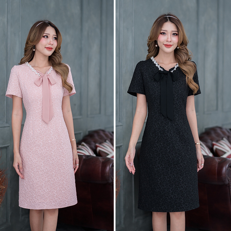 kudapy เดรสสั้นสีชมพู/สีดำ เนื้อนิ่มลายนูนสามมิติ งานดีเทลหวานเรียบร้อย มีดีเทลแต่งมุกรอบคอเพิ่มความสวยหวาน
