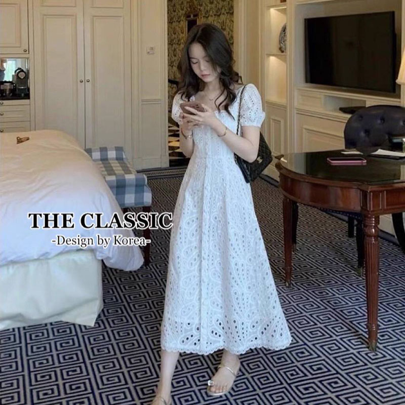 kudapy เดรสยาวสีขาว แขนตุ๊กตา ใช้ผ้าเนื้อดีฉลุลวดลายปักขอบรอบลาย แขนตุ๊กตาปลายแขนมียางยืด