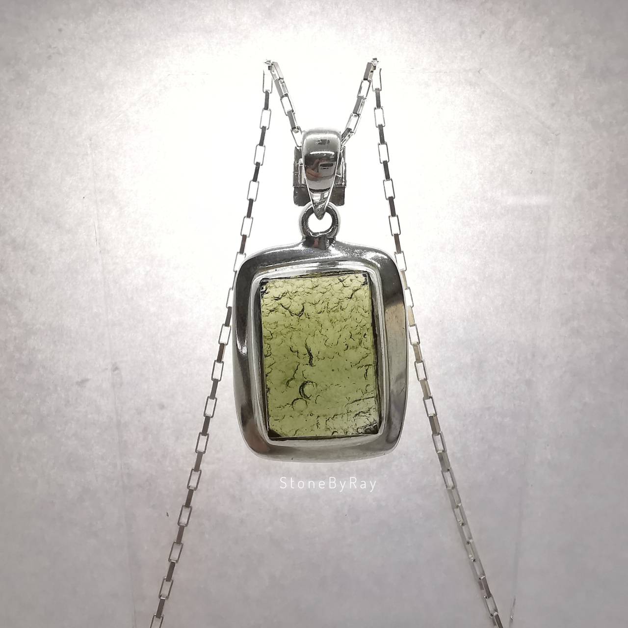 สร้อยคอเงินจี้สะเก็ดดาวโมดาไวท์ Moldavite