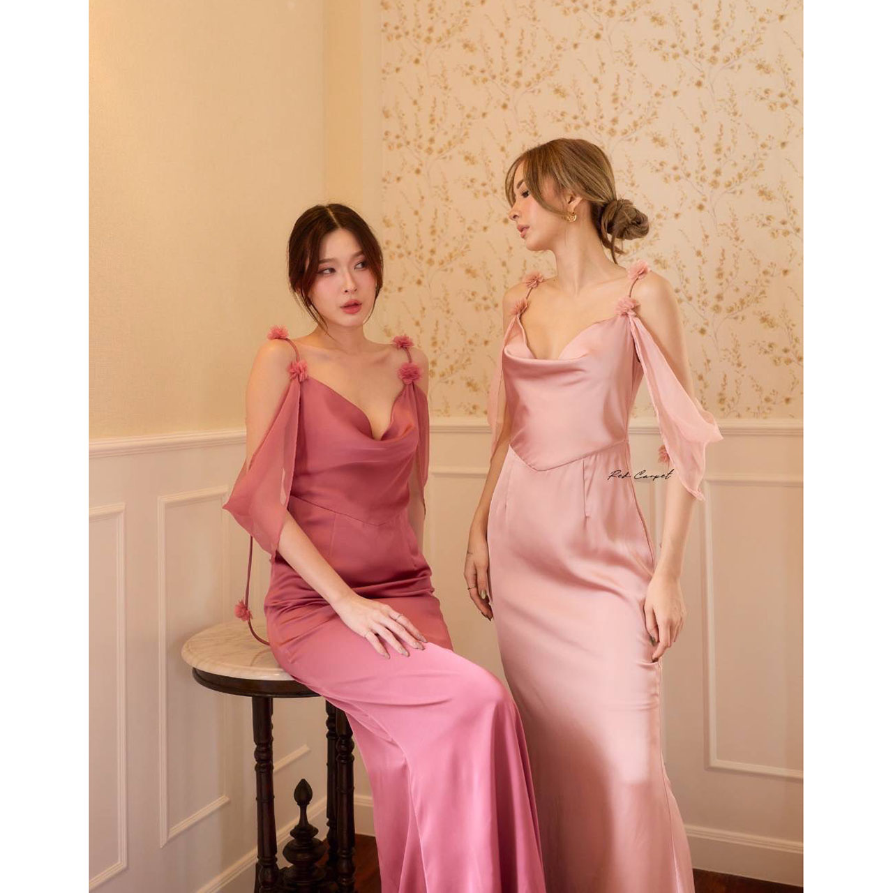 kudapy เดรสซาตินคอถ่วงเสริมหุ่นให้ดูเพรียวสวย เสน่ห์แห่งความอ่อนหวานที่ถูกถ่ายทอดผ่านซิลูเอตต์พลิ้วไหว ดีเทลโชว์ไหล่และสายผ้าบางเบาให้ลุคที่หรูหรา