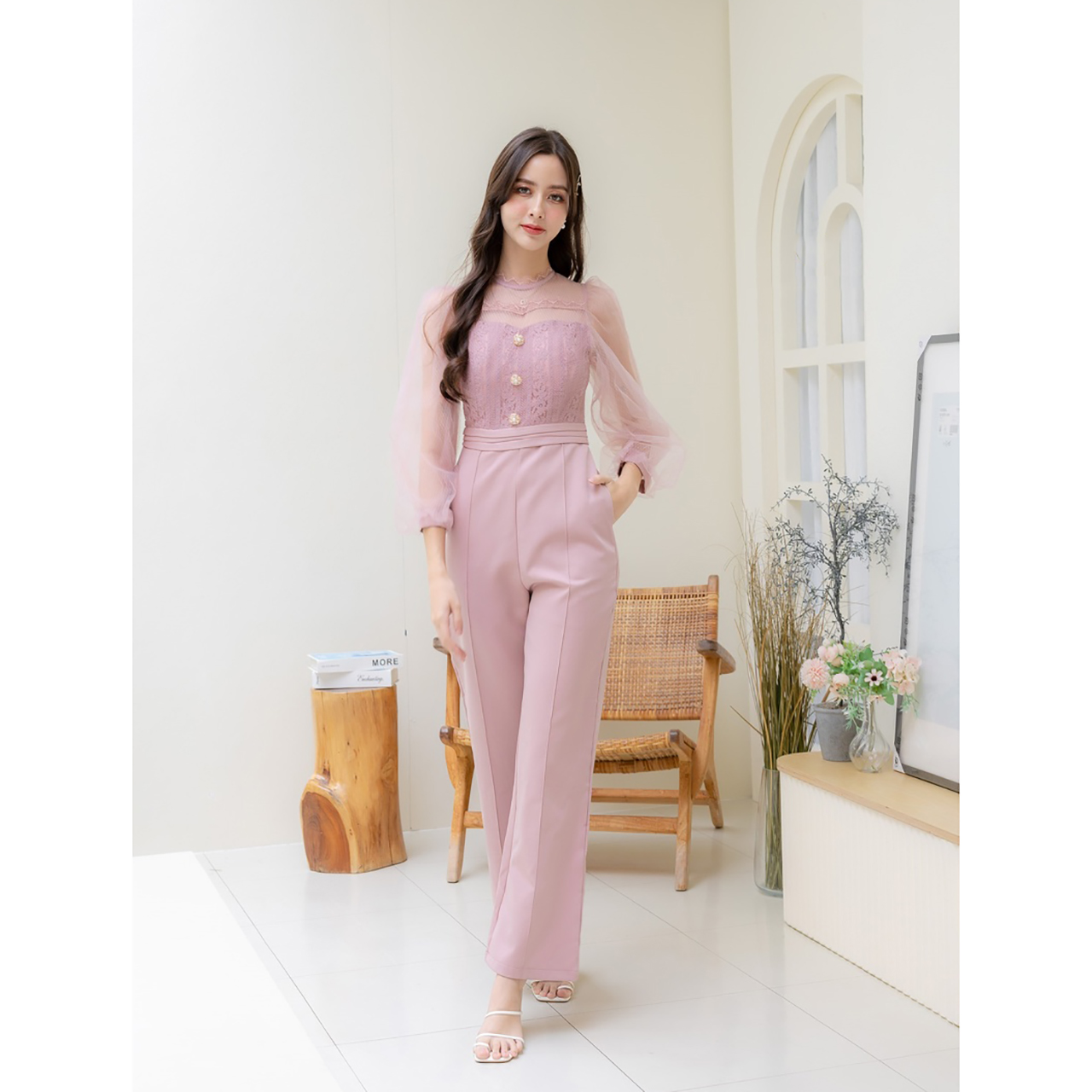 kudapy จั้มสูทกางเกงขายาว แต่งผ้าชีฟอง คอกลมทรงสูง ใส่ไปทำงานได้ลุคคุณหญิงคุณใจ