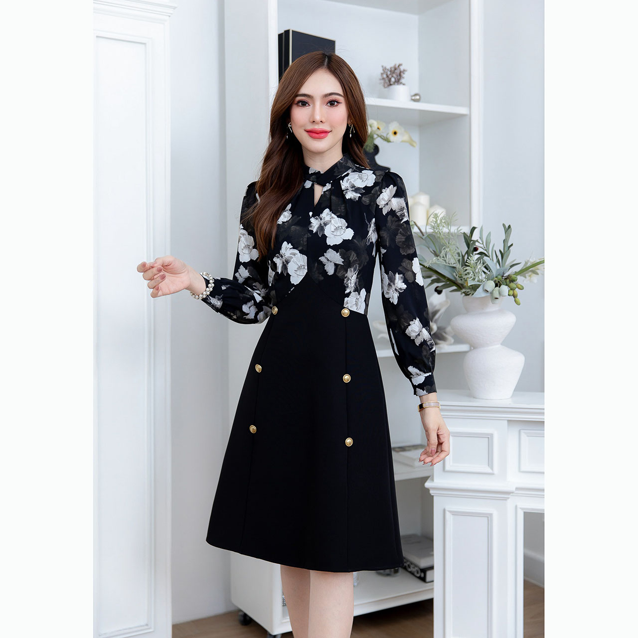 kudapy เดรสสั้นสีดำ/สีน้ำตาล คอไขว้สูง แขนยาว ทรงสวยหรู แพทเทิร์นดี เป็นผ้าลายดอกสวยตัดต่อผ้าพื้น สวยสุภาพ