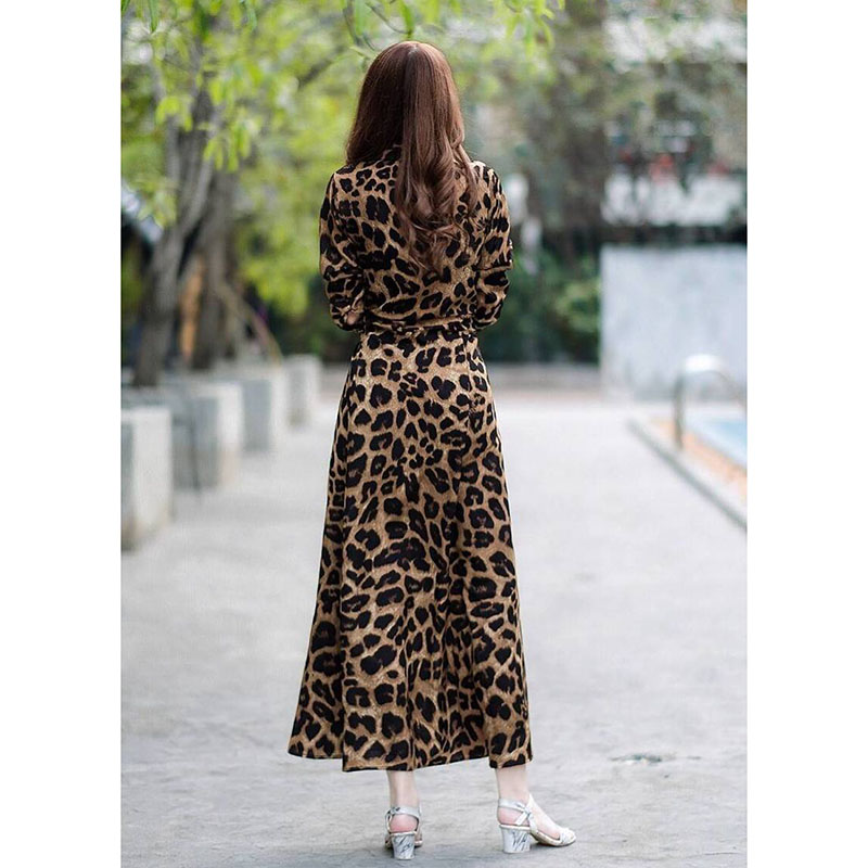 kudapyดรสยาวสีดำ/น้ำตาลคอปกแขนยาว ด้านข้างมีเชือกเย็บติดสำหรับผูกโบว์จัดทรงเข้ารูป งานเนื้อผ้าไหมอิตาลี่พิมพ์ลายเสือลายสุดฮิต