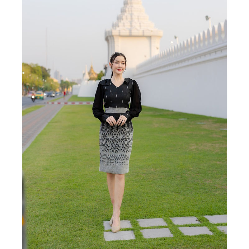 kudapy เดรสสั้นสีดำ งานผ้าทอลายไทย แต่งโบว์สองข้าง ลายสวย ใส่ออกงาน ไปทำงานได้ในหลายโอกาส