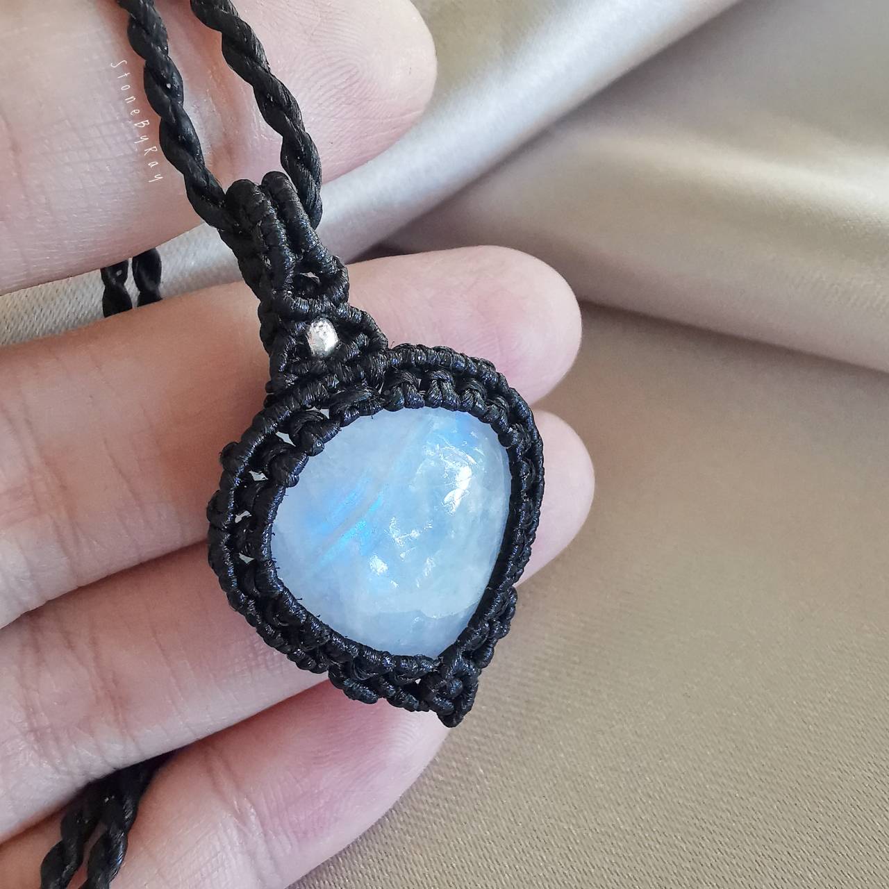 สร้อยคอเชือกถักจี้หินเรนโบว์มูนสโตน Rainbow Moonstone