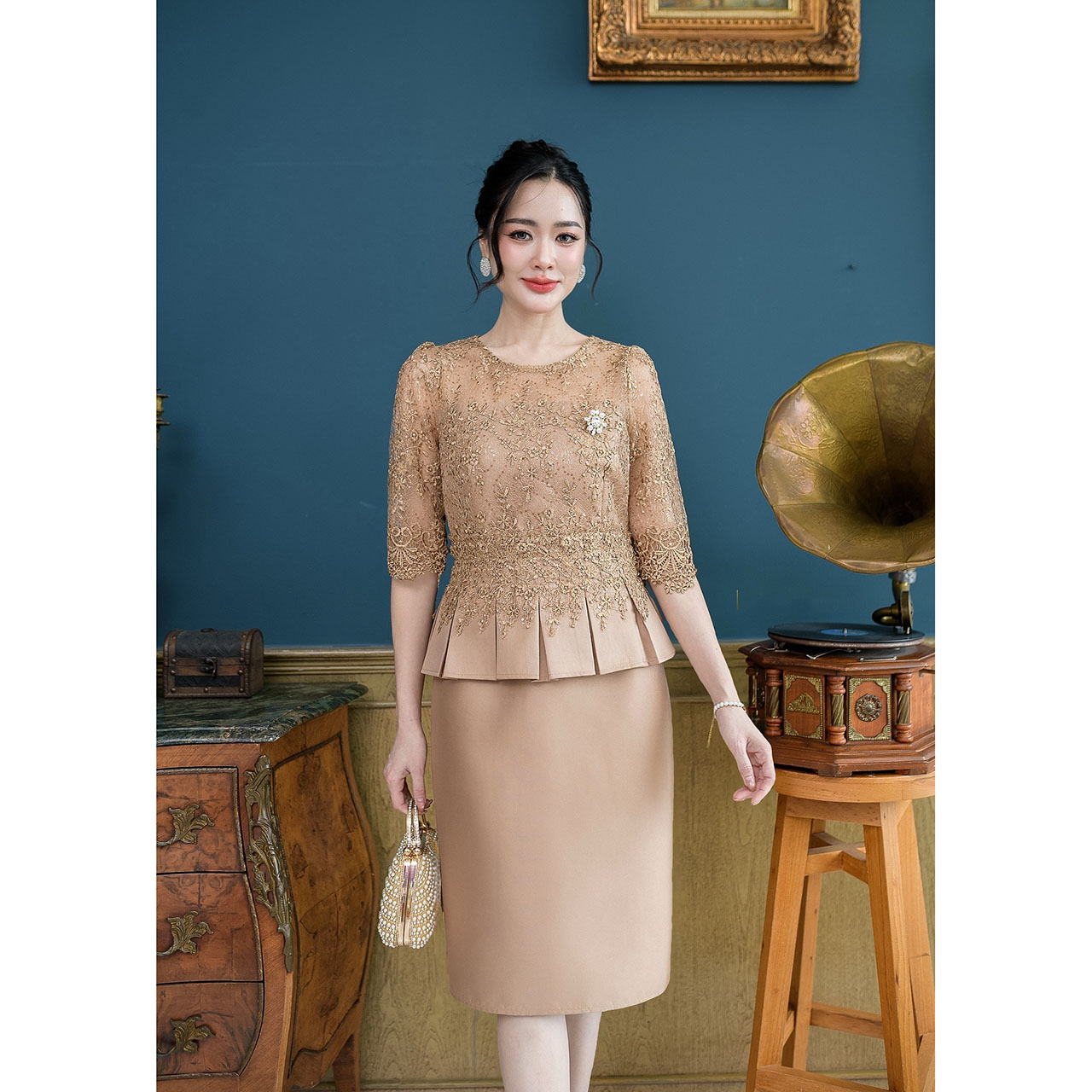 kudapy เดรสผ้าไหม ผสมผสานงานผ้าลูกไม้ใยบวบ ตัวเสื้อเป็นทรงแขนศอก อกซีทรู งานจับจีบทวิสรอบเอวแต่งด้วยลูกไม้ชิ้นเล็ก