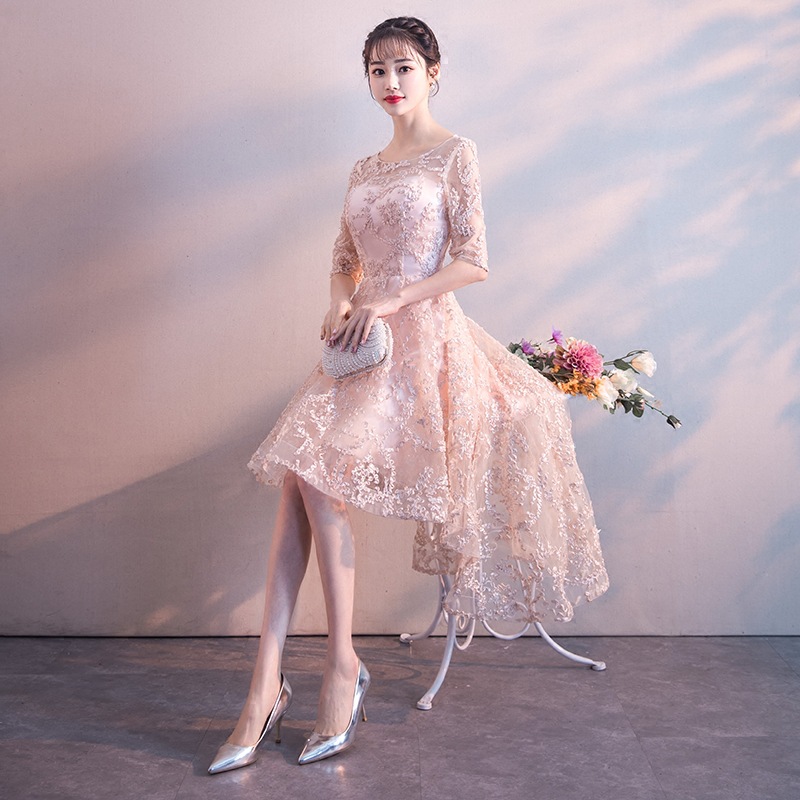 kudapy ชุดราตรี ชุดออกงาน ชุดไปงานแต่งงานสีครีมเบจ คอกลม แขนสั้นสามส่วน กระโปรงหน้าสั้นหน้าหลังยาว เสริมฟองน้ำบางๆที่น้าอก