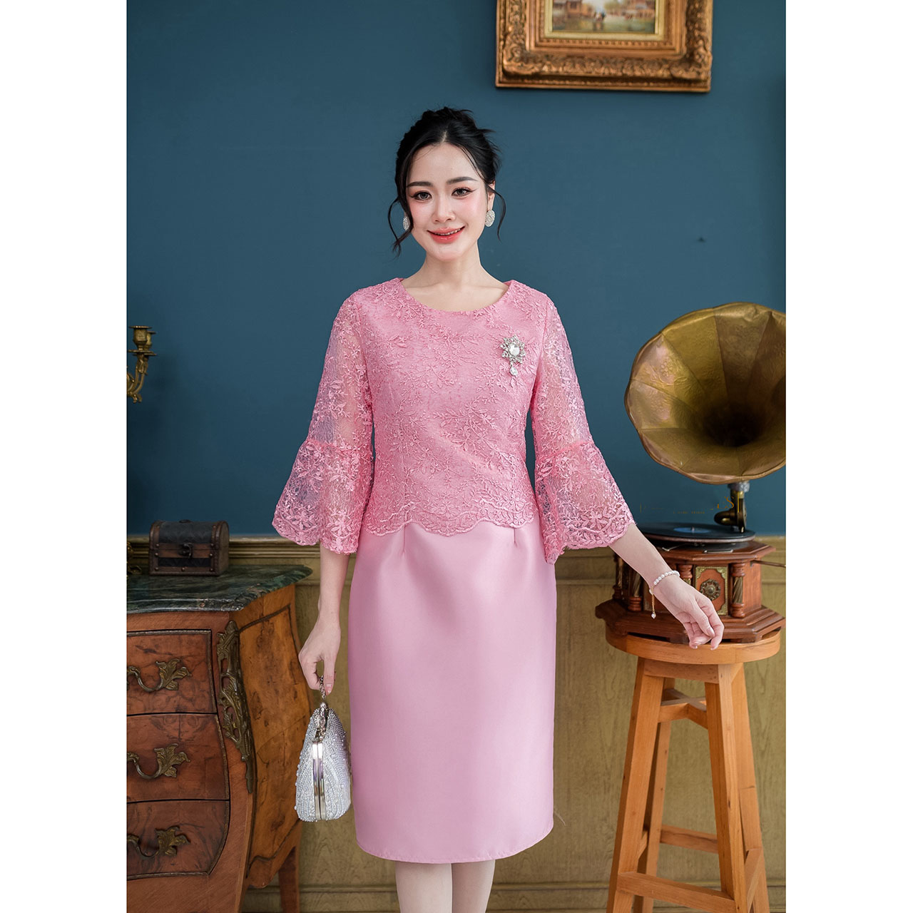 kudapy เดรสสั้น ผ้าไหมเสื้อลูกไม้ใยบวบ งานสวยดีไซน์เรียบ แขนเป็นทรงแขนยาวห้าส่วนดีเทลปลายแขนระบาย สวยแบบเรียบหรู