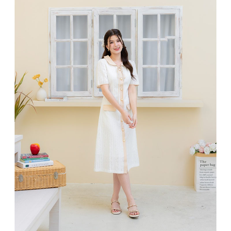 kudapy เดรสยาวสีครีม/สีดำ สไตล์มินิมอล ติดกระดุม ทรงกระสอบ เป็นงานแต่งกระเป๋า พร้อมโบว์ผูกเพิ่มกิมมิคให้ดูน่ารักยิ่งขึ้น