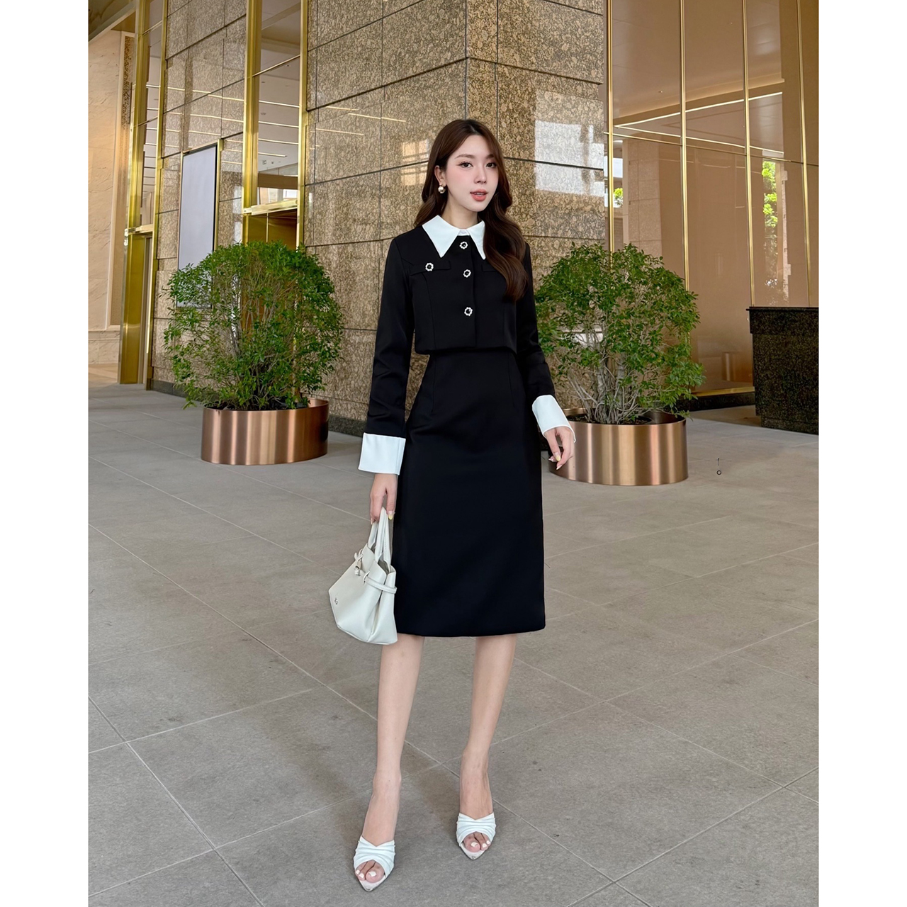 kudapy เซ็ท2 ชิ้น : เดรส+ เสื้อครอป สีดำตัดกับปกและปลายแขนเสื้อสีขาว เดรสมีฟองน้ำในตัว ซิปหลัง ผ่าหลังเล็กน้อยเพื่อให้เดินได้สะดวก