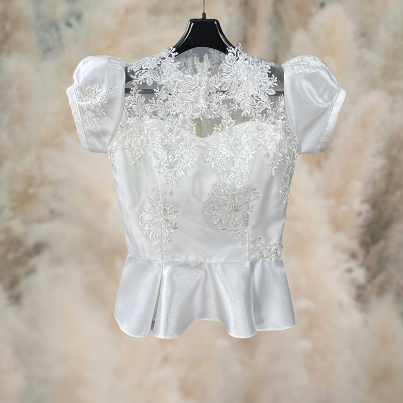 kudapy เสื้อลูกไม้แขนตุ๊กตา แต่งชายระบาย ซับในด้วยผ้าไหมอัดกาว ซิปซ่อนหลัง แมทช์ผ้าถุง สำเร็จรูป