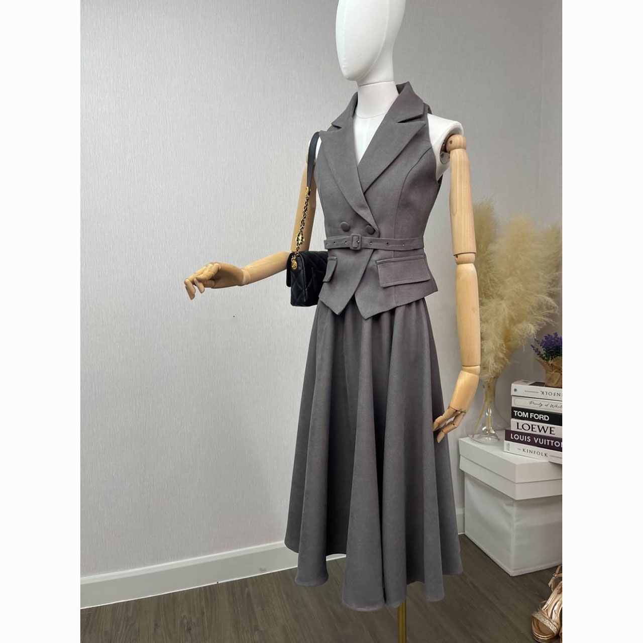 kudapy เซ็ทเสื้อแขนกุดทรงเข้ารูปมาพร้อมกับกระโปรงทรงยาว วเสื้อเก็บทรงเข้ารูปสวย กระดุมปั้มติดได้จริง2เม็ด แต่งกระเป๋าหลอกซ้ายขวา